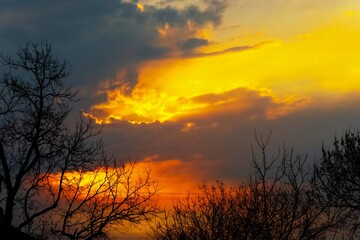 Fototapeta na wymiar Sunrise between clouds