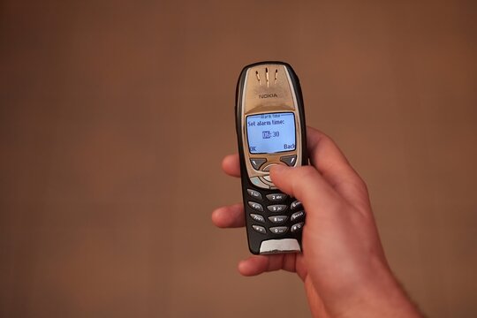 Setting alarm on old cellphone, Nokia 6310i