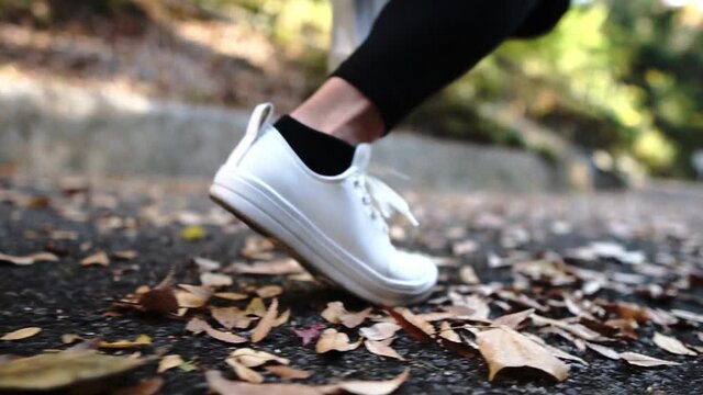 走る女性の足元 スローモーション