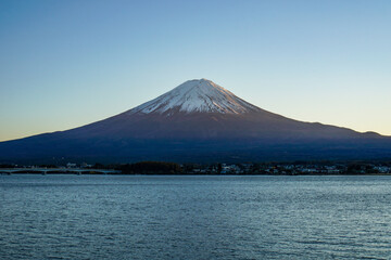 Fototapeta premium 夕方の山梨県河口湖と富士山