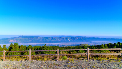 さわやか自然「阿蘇山への道」
早朝の米塚と阿蘇外輪山風景
Refreshing nature "Road to Mt. Aso"
Early morning Yonezuka and Aso outer ring mountain scenery
日本2021年(秋)撮影
Taken in 2021 (Autumn), Japan
(九州・熊本県阿蘇市)
(Kyushu, Aso City,)
