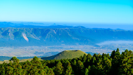 さわやか自然「阿蘇山への道」
早朝の米塚と阿蘇外輪山風景
Refreshing nature "Road to Mt. Aso"
Early morning Yonezuka and Aso outer ring mountain scenery
日本2021年(秋)撮影
Taken in 2021 (Autumn), Japan
(九州・熊本県阿蘇市)
(Kyushu, Aso City,)