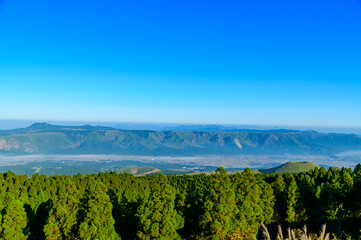 さわやか自然「阿蘇山への道」
早朝の米塚と阿蘇外輪山風景
Refreshing nature "Road to Mt. Aso"
Early morning Yonezuka and Aso outer ring mountain scenery
日本2021年(秋)撮影
Taken in 2021 (Autumn), Japan
(九州・熊本県阿蘇市)
(Kyushu, Aso City,)