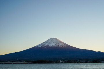 Fototapeta na wymiar 夕方の山梨県河口湖と富士山