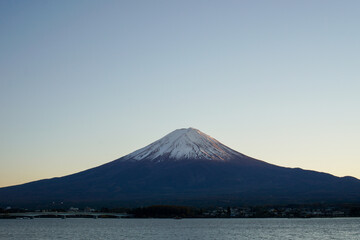 夕方の山梨県河口湖と富士山