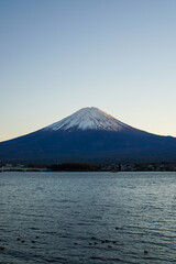 Fototapeta na wymiar 夕方の山梨県河口湖と富士山