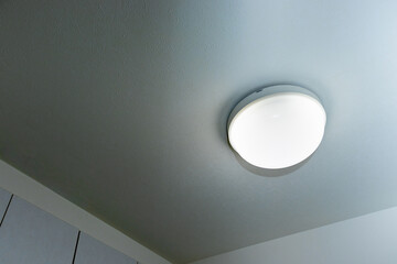部屋を照らす半球形の照明器具