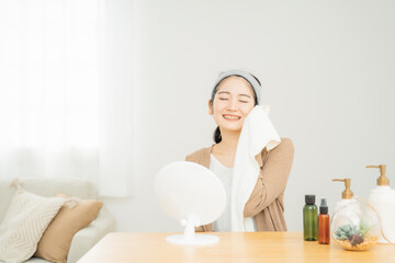 Obraz na płótnie Canvas タオルで顔を拭く女性 