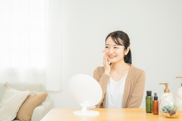 コットンを使う女性（笑顔）
