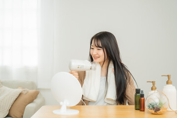 ドライヤーを使う女性
