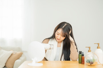 ドライヤーを使う女性（悩む）
