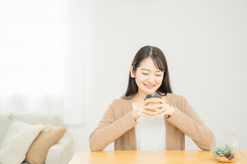 Obraz na płótnie Canvas ホットドリンク・コーヒー・紅茶を飲む女性 