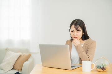 Fototapeta premium 家でパソコンを使う女性（ショック・泣く） 