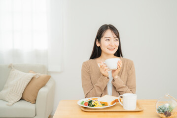 Obraz na płótnie Canvas スープを飲む女性（ご飯） 