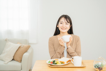 Obraz na płótnie Canvas スープを飲む女性（ご飯） 