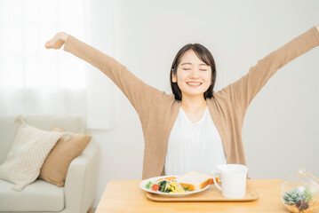 Obraz na płótnie Canvas 朝食を食べる女性（起床） 
