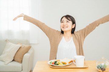 Obraz na płótnie Canvas 朝食を食べる女性（起床） 