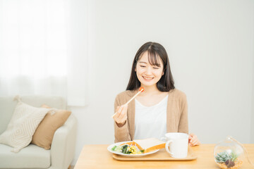 野菜を食べる女性（朝食）
