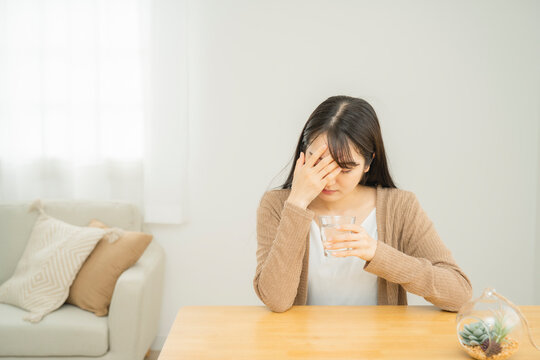 体調不良の女性（頭痛）
