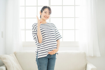 部屋にいる妊婦（笑顔・カメラ目線）
