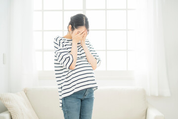 思い悩む妊婦
