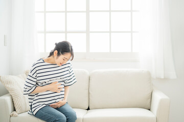 妊娠中に体調不良になる女性（痛い）
