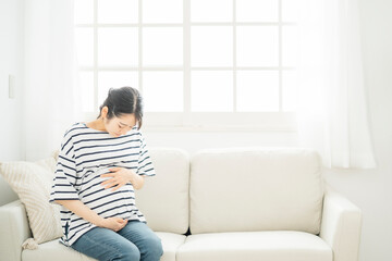 Fototapeta premium 家でくつろぐ妊婦 