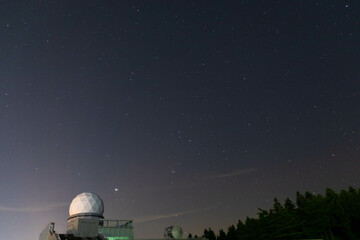 富士山レーダードームと星
