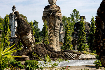 Fototapeta na wymiar statues in the park