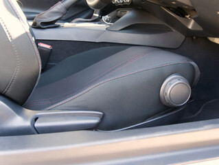 車のシートの調節用ダイヤルとリクライニングレバー（Car seat adjustment dial and reclining lever）