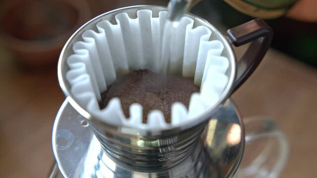 珈琲豆にお湯を注ぐドリップシーン