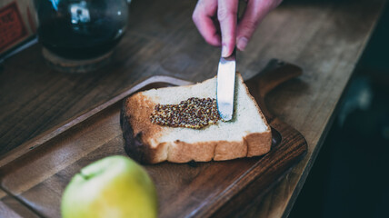 焼いたパンにマスタードを塗るシーン