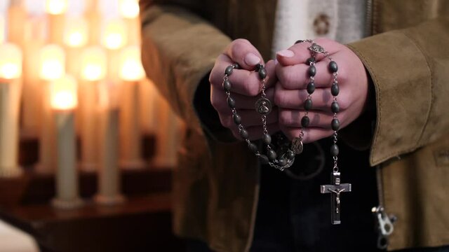 Mani piegate in preghiera, tenendo i grani del rosario con crocifisso.
Primo piano delle mani giunte in preghiera per misericordia e perdono, mostrando fede, devozione e speranza.