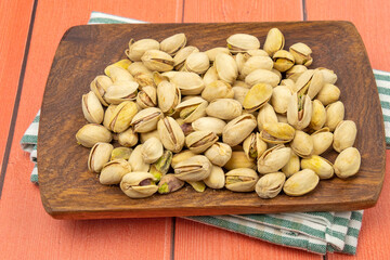 pistaches sur planche de bois