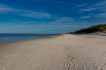Kleiner Strandspaziergang entlang der Strandpromenade von Dzwirzyno - Polen