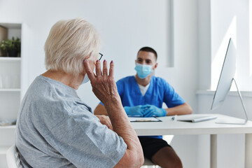 Obraz premium patient communication with a doctor in the medical office