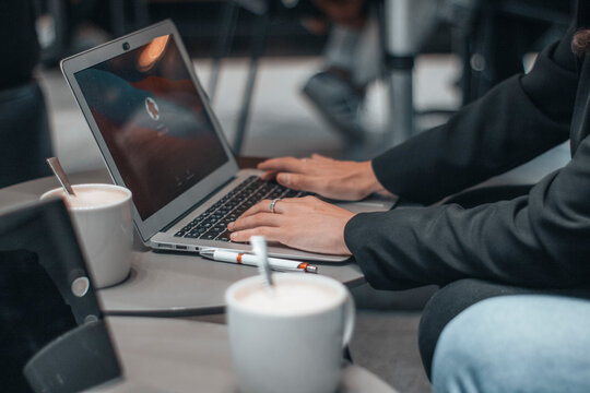 Mujer formal iniciando sesi&oacute;n para escribir ideas y planteamientos en su ordenador laptop en una cafeteria de su ciudad tomando caf&eacute; por la ma&ntilde;ana para terminar su trabajo