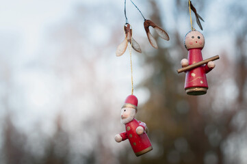  Czerwona świąteczna zawieszka choinkowa na świerkowej gałęzi. - obrazy, fototapety, plakaty