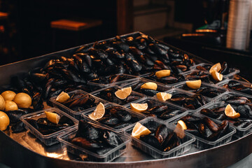 Turkish style stuffed mussels Midye dolma with lemon. Turkish traditional appetizer street food. Mediterranean, rice and herbs