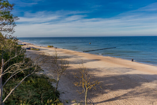 Wundersch&ouml;ner Strandspaziergang entlang der kilometerlangen Strandpromenade von Trzesacz - Polen