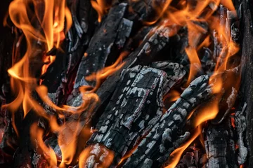 Photo sur Plexiglas Texture du bois de chauffage Braises incandescentes de couleur rouge chaude, fond abstrait. Les braises chaudes du feu de bois brûlant. Bois de chauffage brûlant sur le gril. Braises de feu de joie de texture.