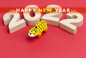 2022年賀状・ゴシック体の木製数字と干支の寅人形・賀詞のみ