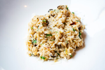 Risotto with fresh cream, salted chicken, rehydrated chips and mushrooms