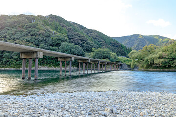 初秋の勝間沈下橋　高知県四万十市　Katsuma chinka bridge in early autumn. Kochi-ken Shimanto city - obrazy, fototapety, plakaty