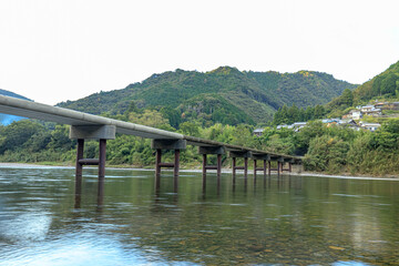 初秋の岩間沈下橋　高知県四万十市　Iwama chinka bridge in early autumn. Kochi-ken Shimanto city	 - obrazy, fototapety, plakaty