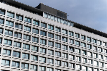 Fototapeta premium A sunny photo of a minimalistic building with lots of window