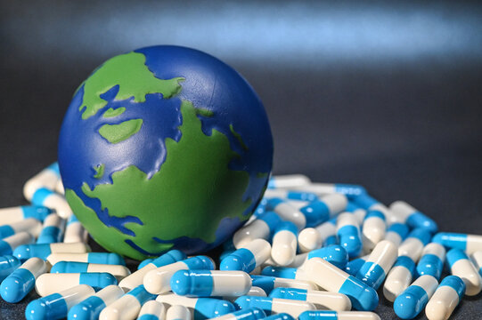 globe terre terrestre monde mondial medicament medecine pillule gellule pharmaceutique 