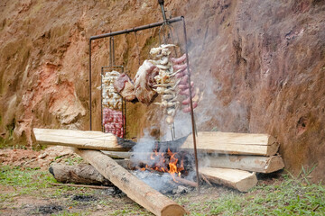 Linda carne na grelha assando no fogo.
