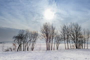 Winterlandschaft Schneebedecktes Skigebiet an kaltem Sonnentag Entspannung im Winterurlaub mit blauem Himmel und frostigen Bäumen