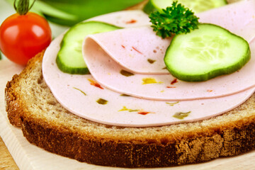 Vegetarischer Fleischersatz auf Brot mit Gurke und Tomaten